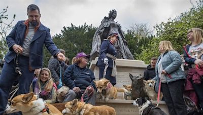 Rainha Elizabeth II é homenageada com estátua sorridente e corgis de bronze na Inglaterra