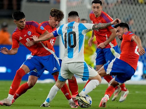 Lionel Messi, battered by Chile and ‘playing with pain,’ gets lift from Argentina teammates at Copa América