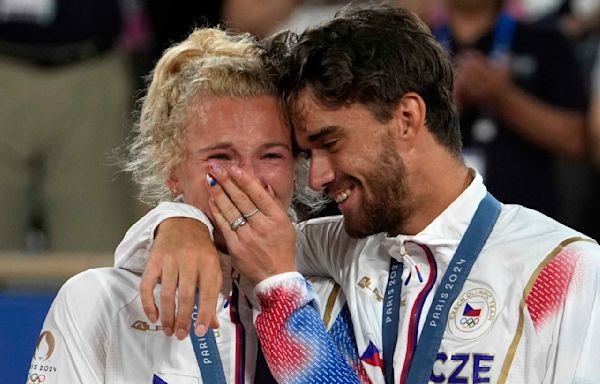 Olympics tennis: Siniakova and Machac win gold but are keeping their relationship status secret