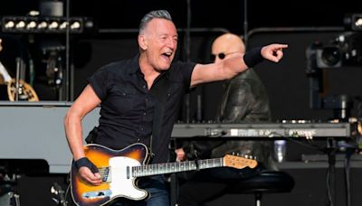 Bruce Springsteen pays tribute to Shane MacGowan at Kilkenny concert