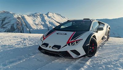 Lamborghini da una clase sobre tracción y agarre conduciendo sobre la superficie de un lago helado