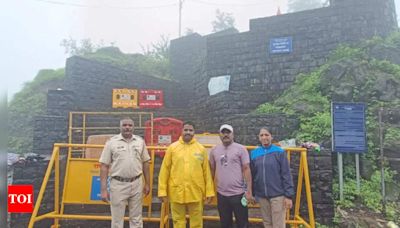 Watch: Horrific visuals of tourists stranded at Raigad fort amid heavy rain; rescue efforts on | Navi Mumbai News - Times of India