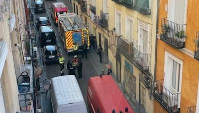 Se cuelga a 12 metros para impedir, sin éxito, el desahucio de Zohra y su familia de un piso en Madrid