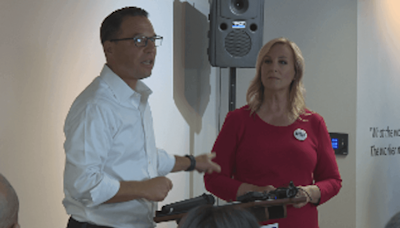 Gov. Shapiro joins congressional candidate Janelle Stelson (D) at canvass kickoff