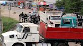 Transportistas bloquean carreteras por la falta de dólares y de combustible en Bolivia