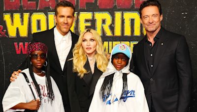 Madonna posa com as caçulas, Hugh Jackman e Ryan Reynolds na première ‘Deadpool & Wolverine’