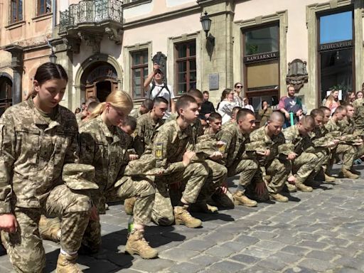 Los ucranianos despiden con dolor y orgullo a sus caídos en la guerra frente a Rusia