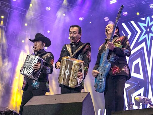 VIDEO: Los Tigres del Norte causan furor en Londres; asistentes suben al escenario en pleno show - El Diario NY