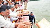 CM offers 'Bagina' at KRS Dam - Star of Mysore