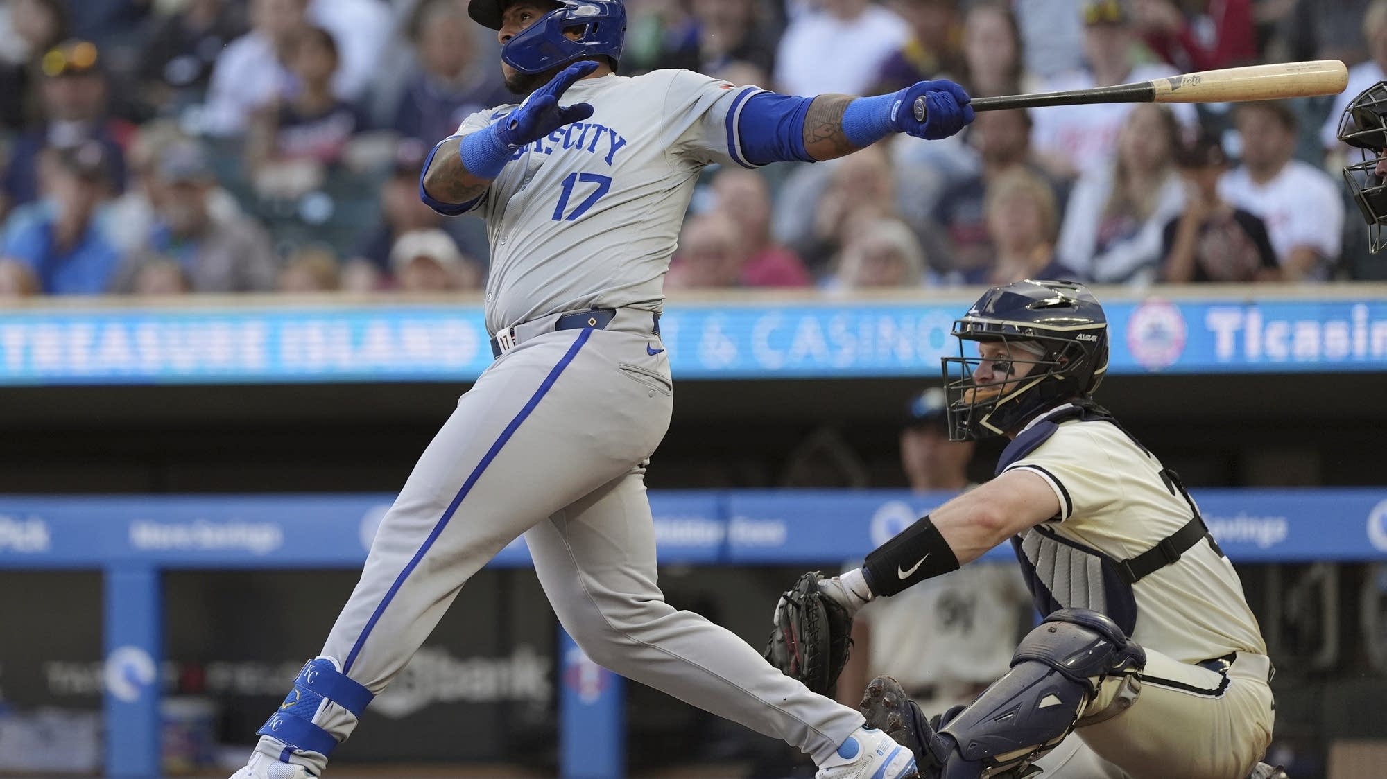 Velázquez hits 2 HRs, Perez adds solo shot as Royals snap skid with 6-1 win over Twins