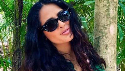 Salma Hayek enciende las redes nadando en cenote de Yucatán