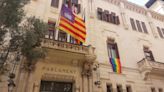 Le Senne acude a los tribunales para que ordenen la retirada de la bandera LGTBI en el Parlament