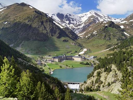 El Vall de Núria: un paraíso natural rodeado de montañas de 3.000 metros de altura y un hotel al que solo se llega por tren cremallera