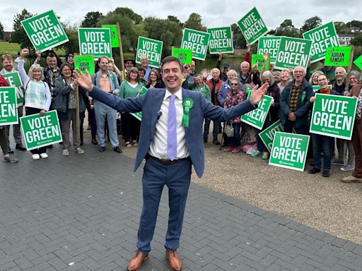 Green MP to campaign for offshore grid in bid to thwart three county pylon plan | ITV News