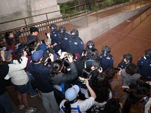 Policía de NY detuvo a casi 300 manifestantes propalestinos en universidades