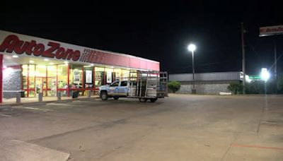 Suspects break into AutoZone on Riverdale Rd.