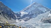 'Estamos presionando demasiado a la montaña': Nepal limita los permisos de escalada en el Everest