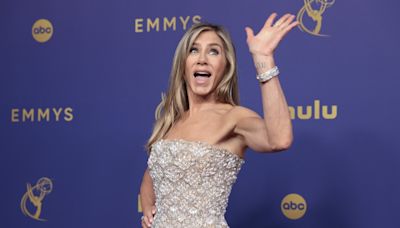 Emmy 2024: Jennifer Aniston aposta em visual conhecido para o tapete vermelho