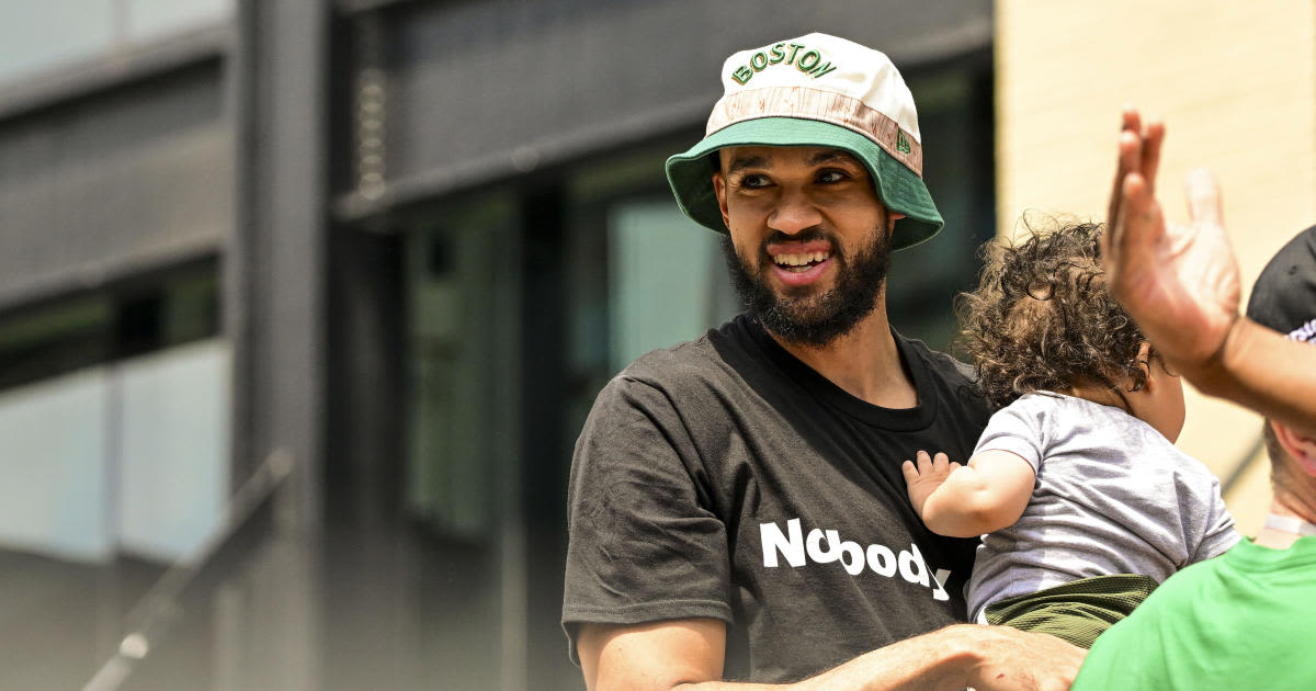 Derrick White debuted his fixed smile at Celtics victory parade