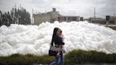 Extrañas nubes de espuma tóxica inundan las afueras de Bogotá