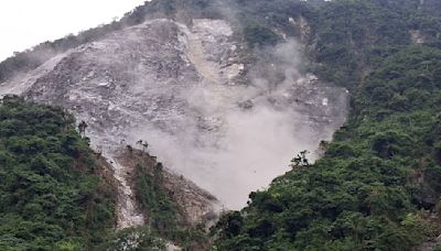 影/15:45地牛翻身！清水大山直擊駭人走山 土石伴煙塵滾落民眾尖叫