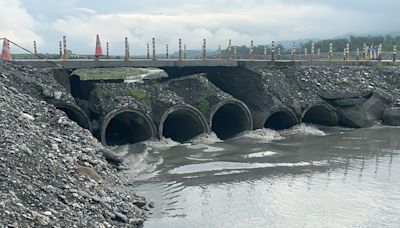 花蓮玉里高寮便橋東側被掏空 (圖)