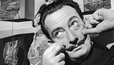 El día que Salvador Dalí le contó a la BBC el secreto de cómo mantenía su bigote