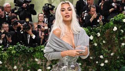 MET Gala 2024: Kim Kardashian é criticada por suéter em look e explica a real razão da peça; assista - Hugo Gloss