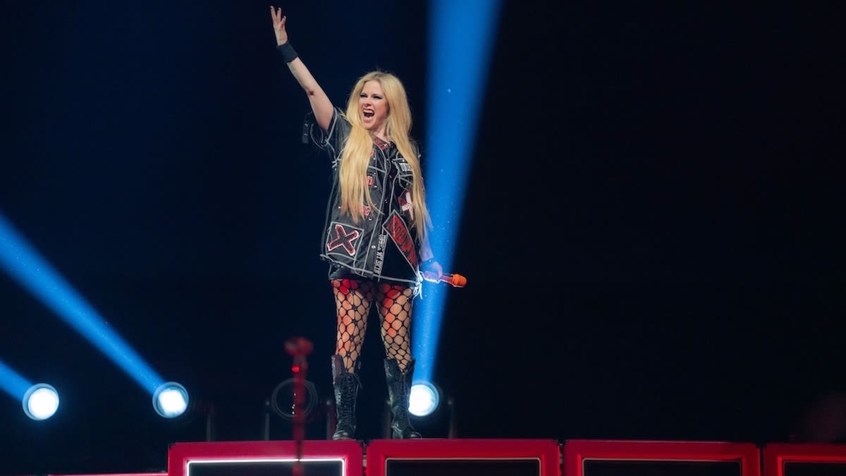 Avril Lavigne Launches “The Greatest Hits” Tour in Vancouver: Video, Photos + Setlist