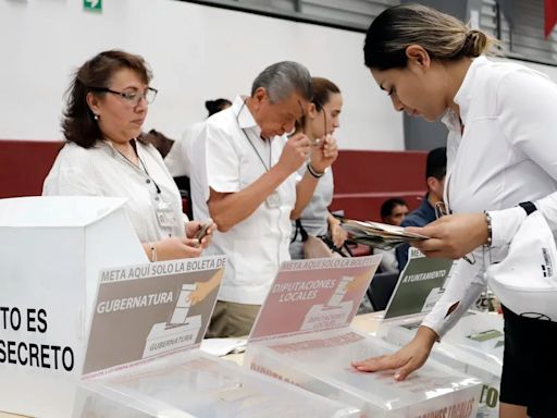 Las mujeres mexicanas se muestran "orgullosas" de votar por la primera presidenta del país