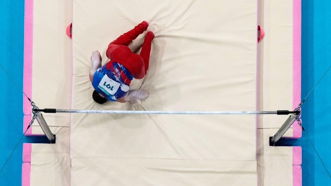 U.S. gymnasts stumble; Malone out of all-around