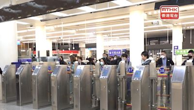 Non-Chinese HK residents to get mainland travel cards - RTHK