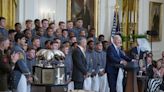 Biden celebra con los Army Black Knights el trofeo militar de fútbol americano