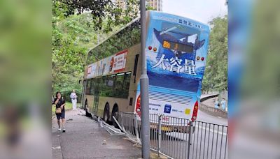 馬鞍山巴士剷行人路掃20米欄 兩人受傷送院