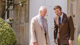 Carlos III ‘corona’ a Beckham y enfada al príncipe Harry: “Compartimos consejos de apicultura”