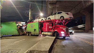 Elementos de SSC retiran tráiler atorado en Periférico