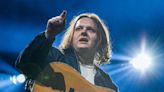 El ataque de ansiedad más reciente de Lewis Capaldi fue tan severo que su madre se subió a su cama para calmarlo