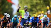 As it happened: Late crash sees chaotic sprint and new yellow jersey on Tour de France stage 3