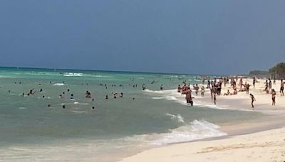 A pesar de Beryl, turistas disfrutan de Playa del Carmen