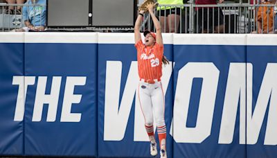 Gators softball stays alive in WCWS with win over Oklahoma