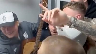 Ed Sheeran canta en un baño celebrando el ascenso de Ipswich Town