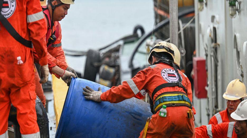 Philippines 'prepares for worst' after oil spill