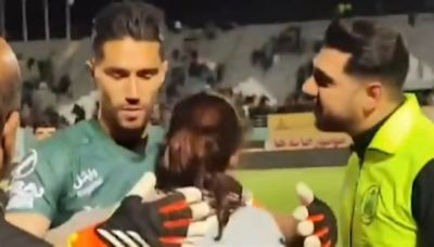Un portero de fútbol en Irán, suspendido, multado y casi apaleado por abrazar sutilmente a una aficionada