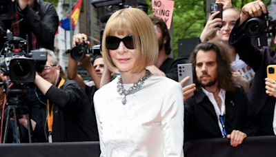 Anna Wintour Holds Court at the 2024 Met Gala in a Timeless Silhouette - E! Online