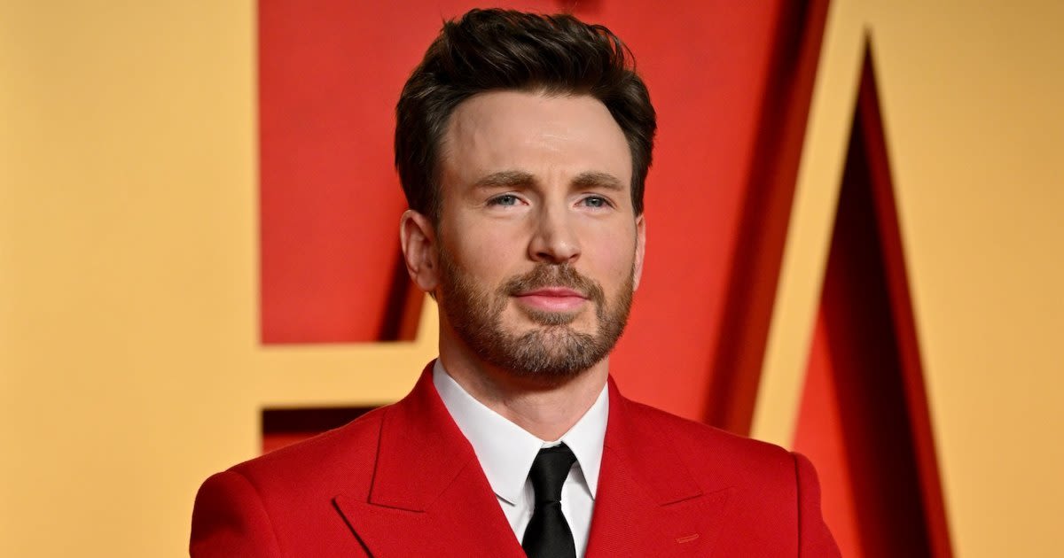 Chris Evans Says He Didn’t Sign Bomb As 2016 Photo Resurfaces