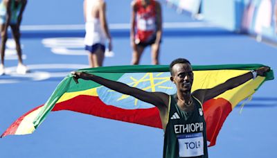 Tamirat Tola, nuevo rey del maratón olímpico tras el hundimiento de Kipchoge