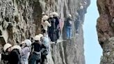Vídeo: turistas ficam presos em montanha de 1.150 metros na China