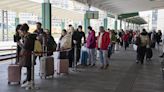 Operación salida de Semana Santa: viajeros en la estación de tren de Pamplona