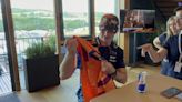 Max Verstappen y su reacción al recibir la camiseta del Barça de Wembley