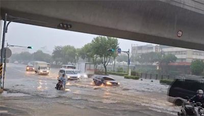 屏東淹水災情頻傳 市區馬路變小河 長治鄉水淹及膝